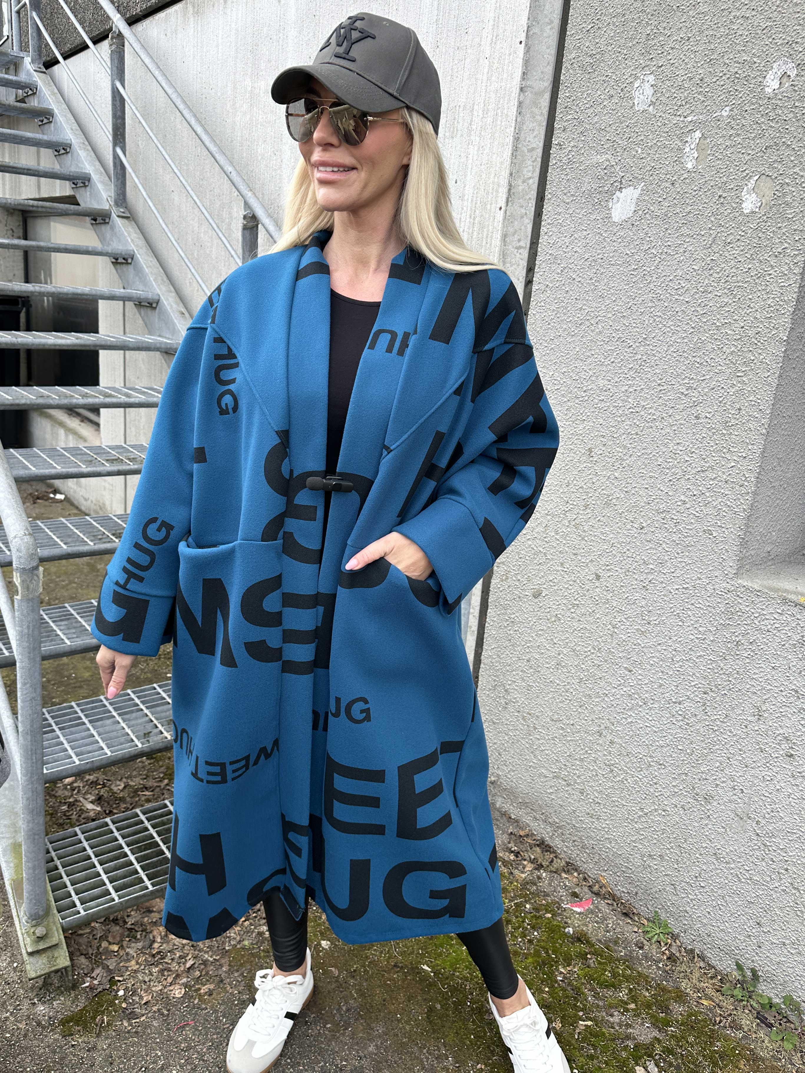 Annah Graphic - Oversized kappa med tydliga sömmar och text